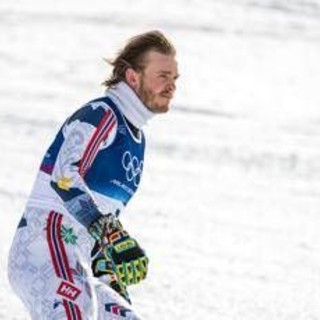 Milano Cortina, incubo McGrath: inforca e 'butta' l'oro nello slalom. Poi scavalca le recinzioni e si dispera nella neve