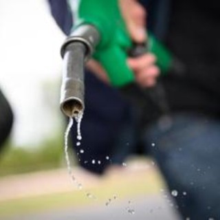Carburanti, prezzo benzina a 1,989 euro al litro. Gasolio oltre i due euro Carburanti, prezzo benzina a 1,989 euro al litro. Gasolio oltre i due euro