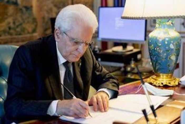 Genocidio di Srebrenica, Mattarella: "Esiste una responsabilità collettiva" Genocidio di Srebrenica, Mattarella: "Esiste una responsabilità collettiva"