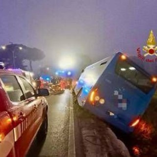 Scontro tra auto, tir e bus nell'Aretino: 5 feriti sulla Sp 327 Scontro tra auto, tir e bus nell'Aretino: 5 feriti sulla Sp 327