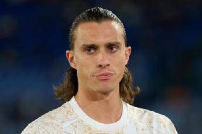 Calafiori regala la maglia a un bambino, poi esplode contro gli haters: "Mi fate paura" Calafiori regala la maglia a un bambino, poi esplode contro gli haters: "Mi fate paura"