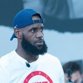 Nba, LeBron James firma con Philadelphia: "E' l'ultimo viaggio" Nba, LeBron James firma con Philadelphia: "E' l'ultimo viaggio"