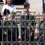 Funerali papa Francesco, il feretro accolto dagli 'ultimi': &quot;Ci ha aperto le porte della Chiesa&quot;