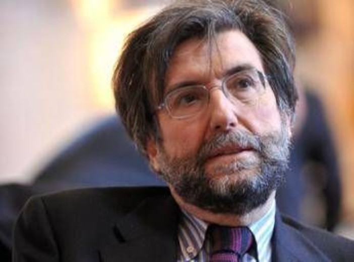 Galli della Loggia a Giuli: "Poltrona di lusso? Non retribuita, mi è costata 200 euro di taxi" Galli della Loggia a Giuli: "Poltrona di lusso? Non retribuita, mi è costata 200 euro di taxi"