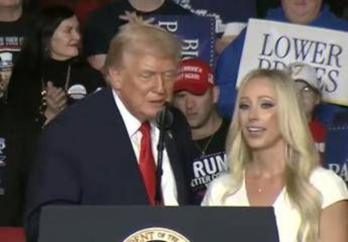 Trump e l'ammiratrice affascinante: "Sei bellissima, ora sono nei guai"