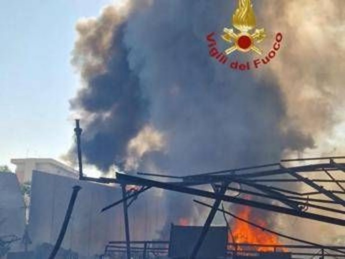 Esplosione Roma, Arpa Lazio: "Incendio ha generato diossina" Esplosione Roma, Arpa Lazio: "Incendio ha generato diossina"