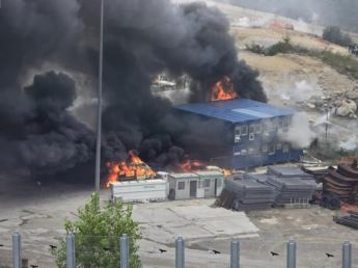 No Tav, assalto al cantiere in Val di Susa: bruciate 2 camionette dei carabinieri. Chiusa autostrada A32 No Tav, assalto al cantiere in Val di Susa: bruciate 2 camionette dei carabinieri. Chiusa autostrada A32