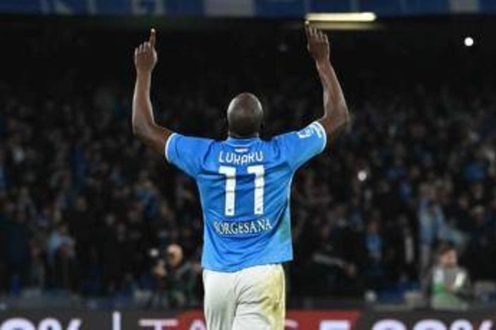 Napoli-Milan 2-1, gol di Politano e Lukaku: Conte resta nella scia dell'Inter