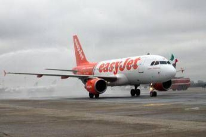 Malore per il copilota, volo Easyjet rientra a 20 minuti dal decollo Malore per il copilota, volo Easyjet rientra a 20 minuti dal decollo