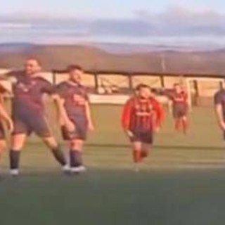 Gomitata in campo all'avversario, calciatore arrestato in Galles