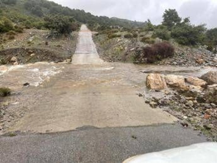 Maltempo, è allerta rossa in Sardegna e Sicilia: strade chiuse e prime evacuazioni Maltempo, è allerta rossa in Sardegna e Sicilia: strade chiuse e prime evacuazioni