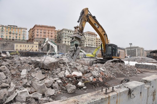 Waterfront di Levante: conclusa la demolizione del Padiglione C (FOTO)