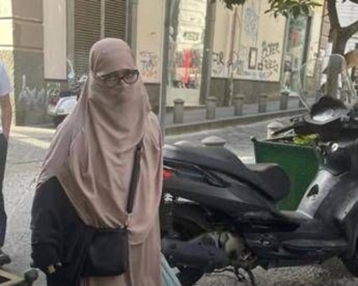 Sangiuliano posta foto di donna con niqab a Napoli: "Ecco pericolo islamizzazione"