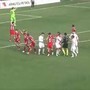 Punizione sotto l'incrocio, ma arbitro non 'vede' il gol: scandalo arbitrale in Turchia Punizione sotto l'incrocio, ma arbitro non 'vede' il gol: scandalo arbitrale in Turchia