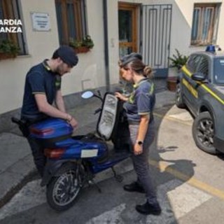 Sequestrati in tutta Italia migliaia di scooter illegali: venivano venduti come bici elettriche Sequestrati in tutta Italia migliaia di scooter illegali: venivano venduti come bici elettriche