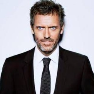 Dottor House, giornalista critica e Hugh Laurie si infuria