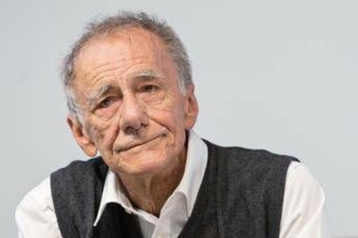 Roberto Vecchioni rinviato a giudizio per diffamazione di La Russa junior Roberto Vecchioni rinviato a giudizio per diffamazione di La Russa junior