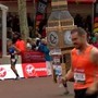 'Impresa' alla maratona di Londra: corre i 42 chilometri vestito da Big Ben - Video