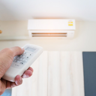 Caldo, condizionatori sempre accesi e quasi 150 euro in bolletta: 10 consigli per risparmiare Caldo, condizionatori sempre accesi e quasi 150 euro in bolletta: 10 consigli per risparmiare