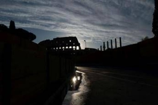 Roma, nella notte incidente al Colosseo: muore operaio di 22 anni Roma, nella notte incidente al Colosseo: muore operaio di 22 anni