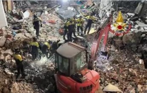 Crollo palazzina a Messina, proseguono ricerche dei tre dispersi. Malore per vigile del fuoco