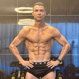 Cristiano Ronaldo senza età, la foto e il fisico d'acciaio