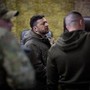 Ucraina, Zelensky in visita nel Donetsk: "Russia prepara offensiva primavera"