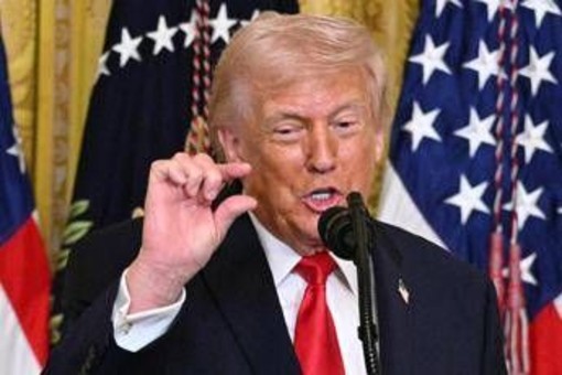 Iran, Trump manda i Marines: "Le petroliere superino Hormuz". Italia smentisce dialogo con Teheran