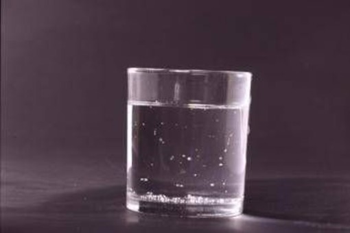 Bere acqua calda al mattino o alla sera? I consigli dell'esperto Bere acqua calda al mattino o alla sera? I consigli dell'esperto