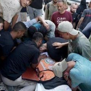 Edificio crolla nella a Gaza, almeno 11 morti: "50 bambini tra le 100 persone intrappolate, stavano dormendo"