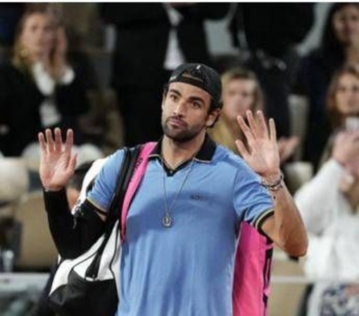Roland Garros, Berrettini si ritira: Arnaldi in semifinale contro Cobolli Roland Garros, Berrettini si ritira: Arnaldi in semifinale contro Cobolli
