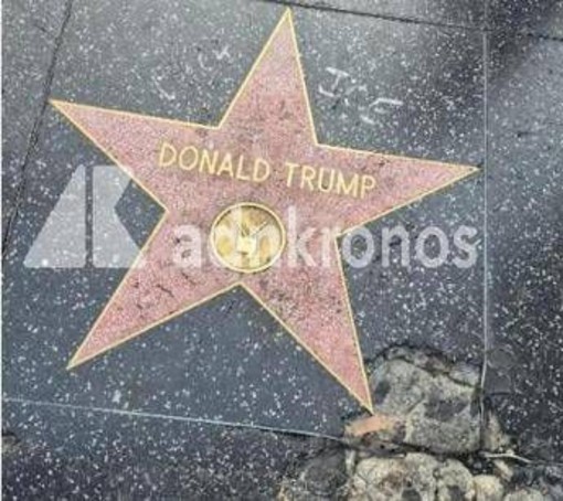 Trump, la stella a Hollywood è 'rotta'. E c'è un insulto all'Ice Trump, la stella a Hollywood è 'rotta'. E c'è un insulto all'Ice