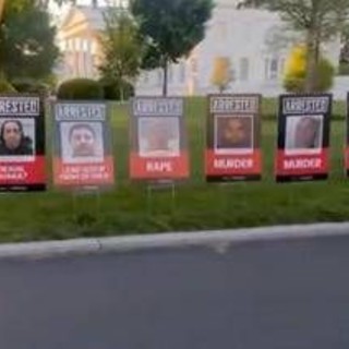 Migranti, l'ultima trovata di Trump: le foto sul prato della Casa Bianca