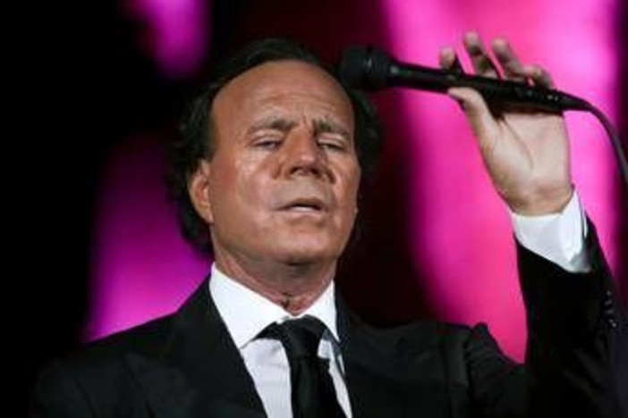 Julio Iglesias, archiviata denuncia per aggressioni sessuali Julio Iglesias, archiviata denuncia per aggressioni sessuali