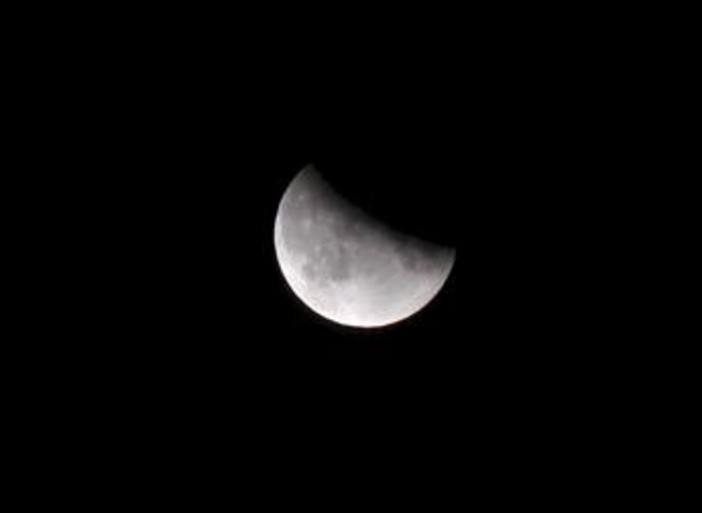 Eclissi di Luna, dalle ipotesi transilvaniche alle micro‑maree: i fake degli effetti sul corpo