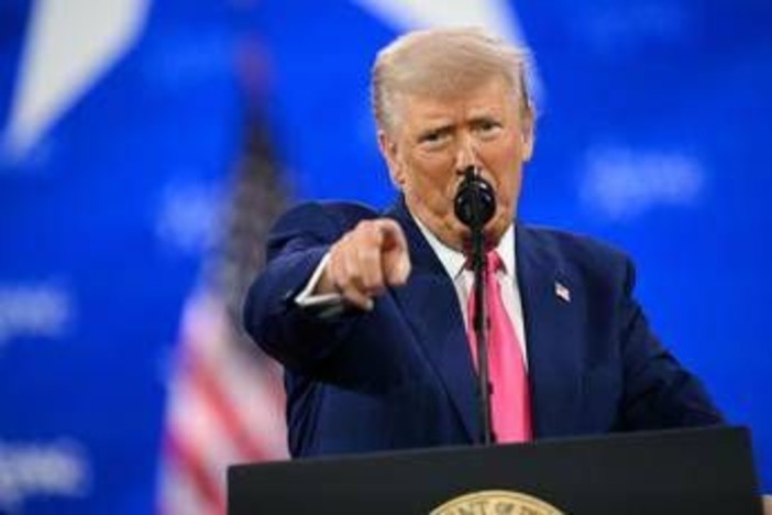 Trump insiste: &quot;Prenderemo la Groenlandia al 100%&quot;, e non esclude uso della forza
