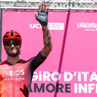 Ganna vince la crono a Desenzano, Pogacar resta in maglia rosa