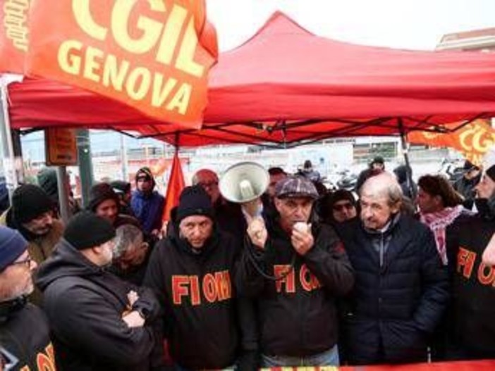 Ex Ilva, sciopero a oltranza a Taranto e bloccata e autostrada a Genova Ex Ilva, sciopero a oltranza a Taranto e bloccata e autostrada a Genova