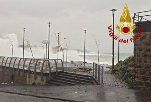 Maltempo, ciclone Harry flagella la Sicilia: onde alte 7 metri. Colpite anche Calabria e Sardegna, frane ed evacuati Maltempo, ciclone Harry flagella la Sicilia: onde alte 7 metri. Colpite anche Calabria e Sardegna, frane ed evacuati