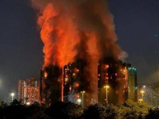 Hong Kong, maxi incendio in un complesso residenziale: almeno 4 morti