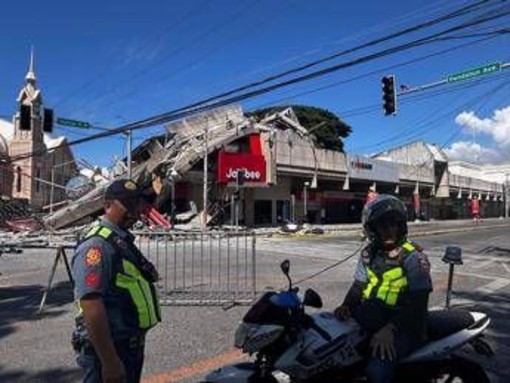 Terremoto magnitudo 7.8 nelle Filippine, 15 morti e oltre 100 feriti: scatta allarme tsunami Terremoto magnitudo 7.8 nelle Filippine, 15 morti e oltre 100 feriti: scatta allarme tsunami