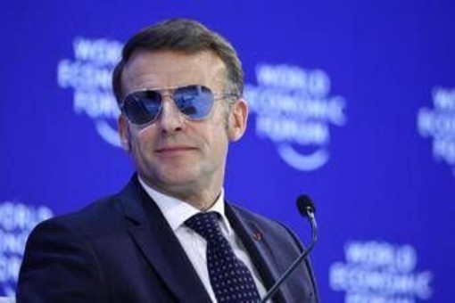 Macron e il look 'Top Gun' a Davos: occhiali specchiati tra stile e ironia sui social Macron e il look 'Top Gun' a Davos: occhiali specchiati tra stile e ironia sui social