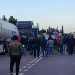 Ex Ilva, a Taranto prosegue mobilitazione operai in protesta: nuovi blocchi e disagi su statale 106 Ex Ilva, a Taranto prosegue mobilitazione operai in protesta: nuovi blocchi e disagi su statale 106