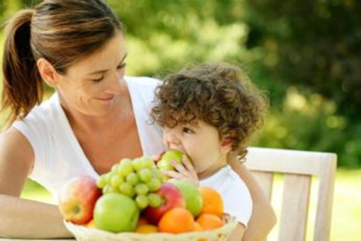 Caldo e bambini, il menù anti-afa dei pediatri: "Più acqua, frutta e pasti leggeri" Caldo e bambini, il menù anti-afa dei pediatri: "Più acqua, frutta e pasti leggeri"