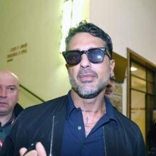 Corona sfida le ordinanze e torna su Instagram: "Trattative non ne facciamo"