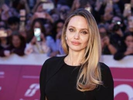 Angelina Jolie mostra le cicatrici della mastectomia: il messaggio per le donne Angelina Jolie mostra le cicatrici della mastectomia: il messaggio per le donne