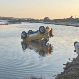 Auto si ribalta e si inabissa in un canale a Formentera: carabinieri in vacanza salvano 30enne che stava per annegare Auto si ribalta e si inabissa in un canale a Formentera: carabinieri in vacanza salvano 30enne che stava per annegare