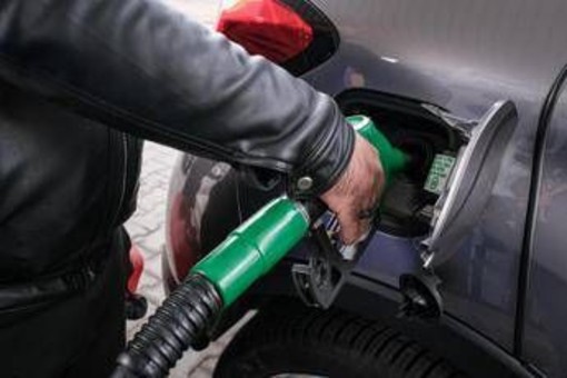 Petrolio, prezzi salgono nuovamente: ma benzina e diesel sono in lieve calo Petrolio, prezzi salgono nuovamente: ma benzina e diesel sono in lieve calo