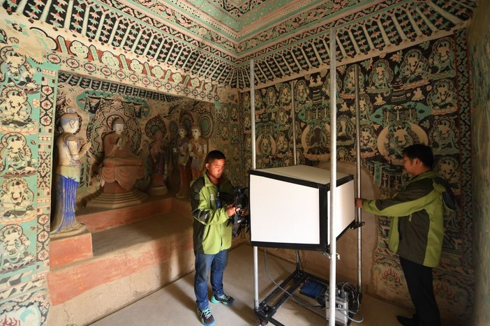 Cina, restauratori al lavoro per preservare le grotte di Mogao Cina, restauratori al lavoro per preservare le grotte di Mogao