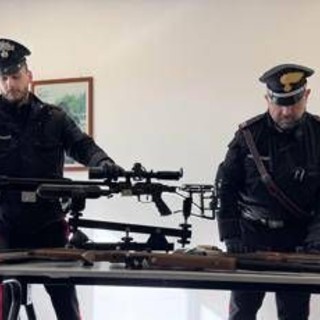 Roma, tiro al bersaglio col fucile dalla finestra: in casa aveva un arsenale